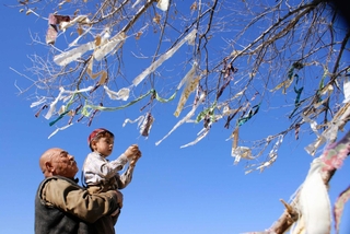 「スターリンへの贈り物」の一場面　（（ｃ）Ｂｏｒｉｓ　Ｃｈｅｒｄａｂａｙｅｖ　＆　Ａｌｉｙａ　Ｕｖａｌｚｈａｎｏｖａ）
