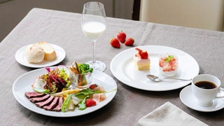 但馬牛のローストステーキのプレート（手前左）やスープ（奥中央）などを味わうランチ（イメージ）