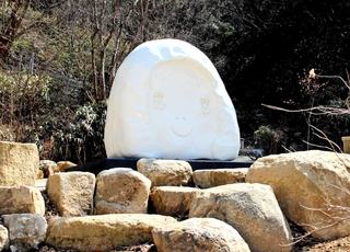 奈良美智さんの「ＰｅａｃｅＨｅａｄ」