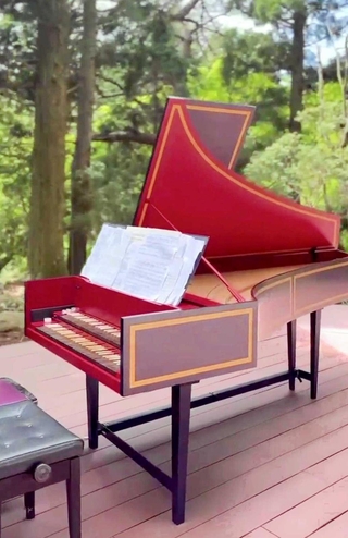 新緑に映えるチェンバロ。華やかな音が魅力＝神戸市灘区六甲山町