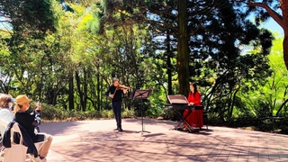 森のステージで弾くマウロ・イウラートさん（左）と佐野まり子さん＝神戸市灘区六甲山町
