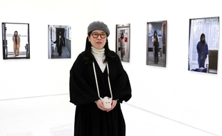 自身の子宮摘出手術を題材に、ポートレート写真を手がけたキリコさん＝神戸市中央区元町通３