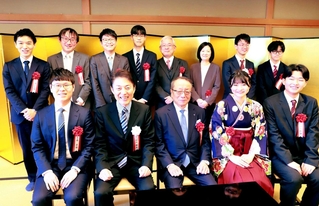 第５３回関西棋院賞表彰式に臨んだ余正麒九段（前列左端）や受賞棋士ら＝１２日、大阪市内