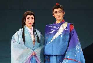 新人公演で平知盛を演じた鏡星珠（右）と明子を演じた翠笙芹南＝宝塚大劇場