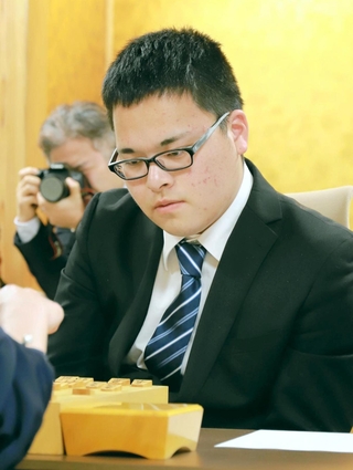 棋士編入試験の第３局を制した後、感想戦に臨む生垣寛人四段＝２７日、大阪府高槻市、関西将棋会館