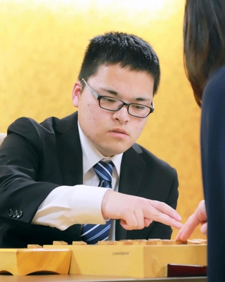 棋士編入試験の第３局を制した後、感想戦に臨む生垣寛人四段＝２７日、大阪府高槻市、関西将棋会館