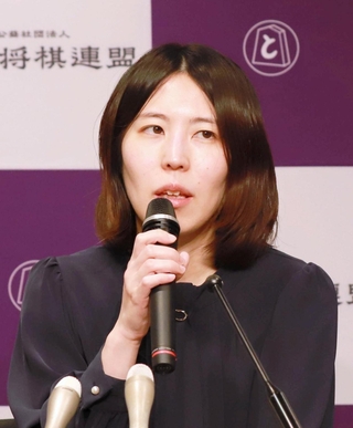 棋士編入試験の第３局で敗れ、不合格となった後、記者会見に応じた福間香奈女流五冠＝２７日午後、大阪府高槻市、関西将棋会館