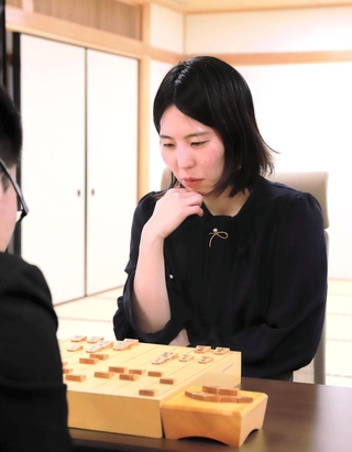 棋士編入試験の第３局で敗れ、不合格となった後、感想戦に臨む福間香奈女流五冠＝２７日午後、大阪府高槻市、関西将棋会館