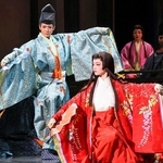 平知盛（左、永久輝せあ）と舞を披露する明子（星空美咲）＝宝塚市栄町１、宝塚大劇場