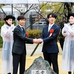 藤井六冠「100年残る棋譜を」　永世竜王たたえ、対局の舞台となった京都競馬場に記念碑