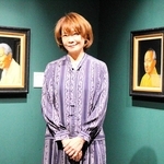 開幕前に会場を訪れたヤマザキマリ。後ろは落語家の立川志の輔（左）、文楽人形遣いの桐竹勘十郎を描いた肖像画＝京都市下京区、美術館「えき」ＫＹＯＴＯ