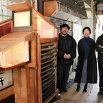 解体前の高架下に現れた「新しいお店」を前に（右から）ディレクターの森山未來さん、実行委員の松田雅代さん、田村圭介さん＝神戸市中央区元町高架下２