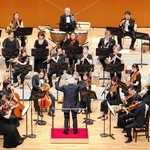 開館５０周年を迎えた神戸文化ホールで演奏する神戸市室内管弦楽団＝２０２５年６月（Ｃ）米田フォト