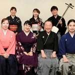 追善会の出演者たち。（前列右から）浪曲師の京山幸太、京山幸枝若、春野恵子、京山幸乃、（後列右端）曲師の新内光希＝大阪市中央区