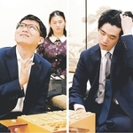 叡王戦本戦準決勝で勝利した永瀬拓矢九段（左）と、敗れた藤井聡太六冠が、感想戦に臨んだ＝５日、関西将棋会館