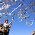 「スターリンへの贈り物」の一場面　（（ｃ）Ｂｏｒｉｓ　Ｃｈｅｒｄａｂａｙｅｖ　＆　Ａｌｉｙａ　Ｕｖａｌｚｈａｎｏｖａ）