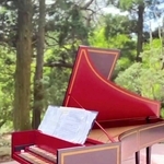 新緑に映えるチェンバロ。華やかな音が魅力＝神戸市灘区六甲山町