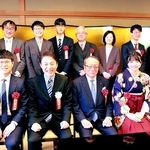第５３回関西棋院賞表彰式に臨んだ余正麒九段（前列左端）や受賞棋士ら＝１２日、大阪市内