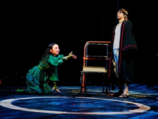 「コーカサスの白墨の輪」の一場面（提供、細野晋司撮影）