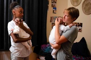 映画の一場面（©Les Films du Fleuve‐Archipel 35‐The Reunion‐France 2 Cinéma‐Be Tv ＆ Orange‐Proximus‐RTBF(Télévision belge)/Photo©Christine Plenus）