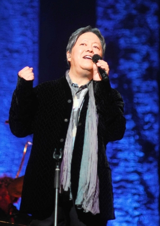 楽曲「ポートピア」などをセットリストに入れ、松方ホールでライブを開くタケカワユキヒデさん