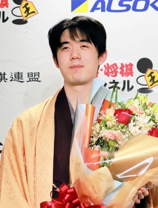 王将５連覇を達成して花束を受け取った藤井聡太六冠＝３月２６日、大阪府高槻市、関西将棋会館