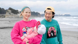 親子３人の散歩シーン（（ｃ）「ライフテープ」製作委員会）