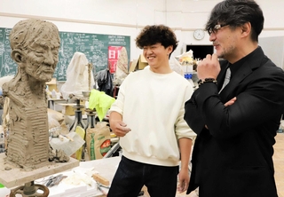 日展初入選を励みにして、前芝武史教授（右）の指導を受けながら、創作に取り組む大林勇輝さん＝加東市下久米、兵庫教育大学