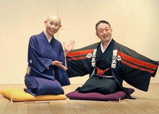 襲名公演に臨む露の五郎（右）と弟子の露の五九洛。師匠の二代目露の五郎兵衛から引き継いだ羽織を着て登場した＝神戸新開地・喜楽館