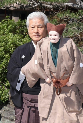 白太夫の人形とともに大阪天満宮境内にある白太夫社を参拝し「力をもらった」と語る吉田玉男＝大阪市北区天神橋２