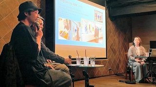 ２０２５年度の取り組みについて説明する松下麻理代表理事（右）、森山未來さん（左手前）、小泉寛明さん＝神戸市中央区山本通１