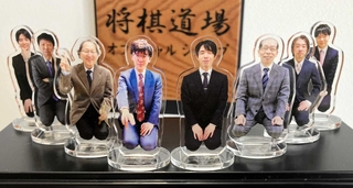 人気者の写真をあしらったミニ棋士アクリルスタンドの第３弾＝関西将棋会館
