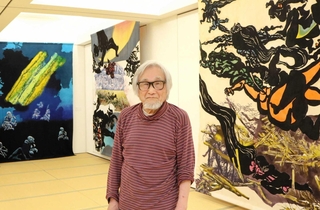 大作が並ぶ会場に立つ田島征彦＝京都市中京区山伏山町、染・清流館