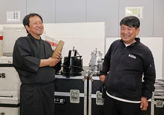 照明倉庫で過去の公演の思い出を語る西田浩二さん（左）と藤本純さん＝神戸市西区見津が丘１