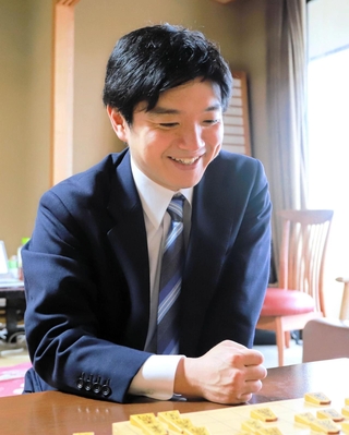 女流王位戦５番勝負第１局について、控室で検討する立会人の村山慈明八段＝１５日午後、姫路市夢前町前之庄、里湯ひととき夢乃井