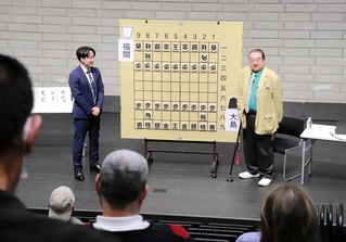 女流王位戦第１局について語る神吉宏充七段（右）と徳田拳士五段＝１５日午後、姫路市神屋町