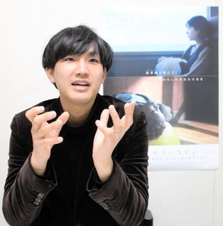 「映画は、撮ってる時点で社会が映り込む。その社会をどう捉えるか、今後も考えていきたい」と話す坂本憲翔監督＝神戸市中央区東川崎町１、神戸新聞社