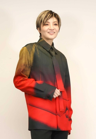 「ケレン味ある演出で、宝塚ならではの華やかな舞台を味わってほしい」と語る鳳月杏＝いずれも宝塚大劇場