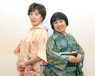 「おだまり、お辰！」で共演する高畑淳子（左）と藤山直美＝大阪市内