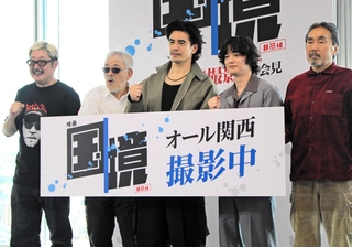 会見した（右から）作家の黒川博行さん、主演の染谷将太さん、伊藤英明さん、井筒和幸監督、企画の紀伊宗之さん＝大阪市阿倍野区、あべのハルカス