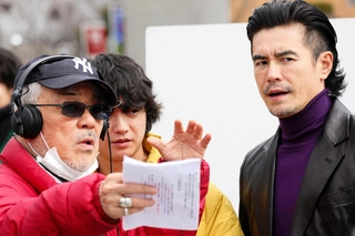 映画「国境」の撮影現場で。（左から）演技指導する井筒和幸監督、染谷将太さん、伊藤英明さん（©２０２７　Ｋ２　Ｐｉｃｔｕｒｅｓ）