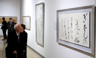 井茂圭洞さんの書が並ぶ会場＝１７日午後、神戸市東灘区向洋町中２（撮影・丸山桃奈）