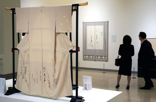 井茂圭洞さんの書作品が並ぶ会場＝１７日午後、神戸市東灘区向洋町中２（撮影・丸山桃奈）