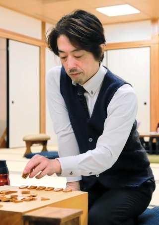 名人戦・順位戦Ｂ級２組の最終１０回戦に臨んだ久保利明九段＝３月４日、関西将棋会館
