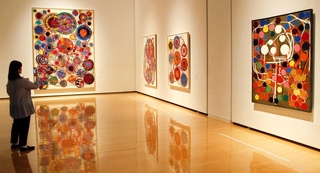 田中敦子さんの「地獄門」（左）などエネルギッシュな作品が目を引く＝神戸市中央区脇浜海岸通１、兵庫県立美術館