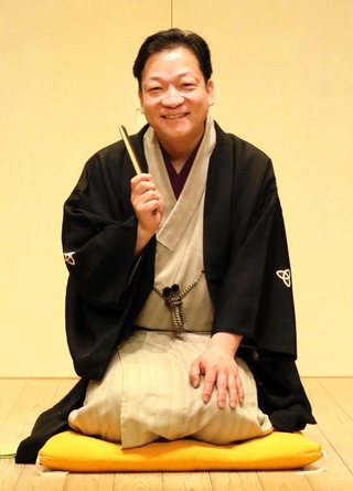 子ども向けの寄席を開く桂佐ん吉。「老若男女が集う雑多な雰囲気を感じてほしい」＝神戸新開地・喜楽館