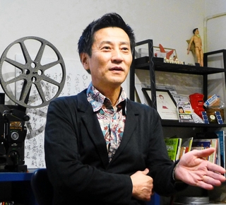 映画「津田寛治に撮休はない」で自分自身を演じた津田寛治さん＝神戸市元町通４