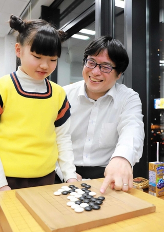 １周年を迎えたヨルイゴを運営する小野幸治四段（右）と、いつも場を和ませている豊田絹さん＝大阪市中央区北浜１、関西棋院