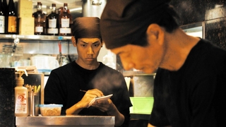 映画の一場面。博之が経営するお好み焼き店でメモを取る勇人（（ｃ）ＴＯＳＨＩＺＯ　ＰＲＯＤＵＣＥ）