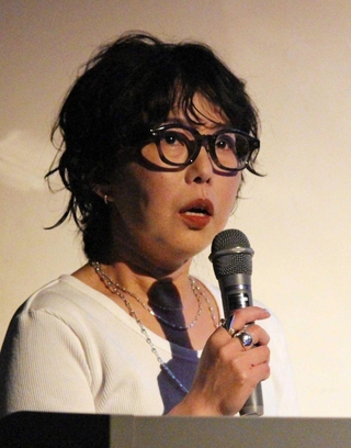 「既存の展覧会や研究のあり方を見直していきたい」と話す中嶋泉准教授＝神戸市中央区脇浜海岸通１